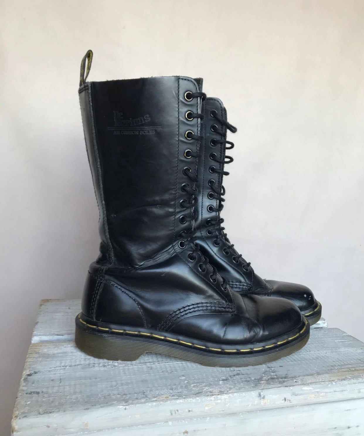 Dr. Martens 14ホール 9310 ブラック Dr. Martens' Iconic 1961 and 1960 Become Its Techiest Shoes